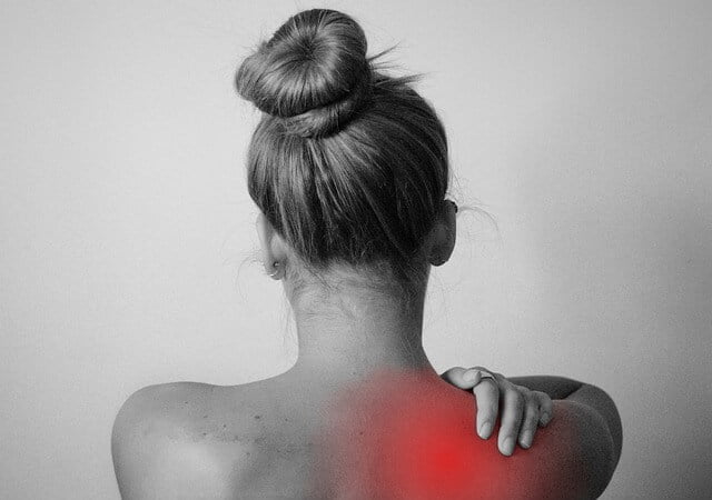 Ergonomik olmayan koşullar kassal ağrılara neden olabilir.